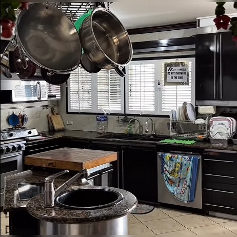 penthouse_kitchen_-_1k_jpeg